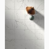 Gresie Portelanata Dimore DI 20 Statuario 20x20 cm – ambient, pardoseala marmorata alba cu obiecte decorative deasupra