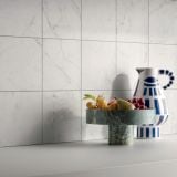 Gresie Portelanata Dimore DI 20 Statuario 20x20 cm – ambient bucatarie, perete marmura alb cu vas fructe si cana