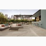 Gresie Shale Taupe Mat 60x120 cm – ambient terasa, terasa rooftop cu canapele, pergola si vedere oras, pe pardoseala