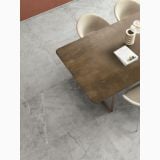 Gresie Atlantis Greige Mat 60x120 cm – ambient living, pardoseala gri marmorata cu masa maro si scaune
