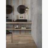 Gresie Atlantis Greige Mat 60x60 cm – ambient baie, baie moderna cu lavoare negre si pardoseala lemn
