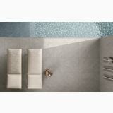 Gresie Exterior Nesting HNS 205 Grey 80x80x2 cm – ambient piscina, terasa gri langa piscina, sezlonguri si masuta, pe pardoseala