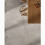 Gresie Bergstone Grey 30x60 cm – ambient living, vedere de sus, masa lemn, scaune, pardoseala gresie gri