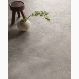 Gresie Bergstone Grey Antislip 60x60 cm – ambient living, pardoseala gri cu taburet lemn si vas ceramic