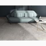 Gresie Ghost Grey Mat 120x120 cm – ambient living, living modern cu canapea verde si masuta marmura, pe pardoseala