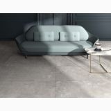 Gresie Ghost Grey Mat 60x60 cm – ambient living, canapea turcoaz si masuta marmura pe gresie gri, pe pardoseala