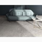 Lastra Gresie Ghost Grey Mat 120x280 cm – ambient living, canapea albastra si masuta marmura pe gresie gri, pe pardoseala