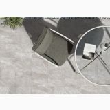 Gresie Exterior Portelanata iTiles Quarzi Grey 60x90x2 cm – ambient terasa, terasa gresie gri cu fotoliu si masa rotunda, pe pardoseala