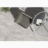 Gresie Exterior Portelanata iTiles Quarzi Grey 60x60x2 cm – ambient terasa, terasa cu masa, scaun si pardoseala gresie gri