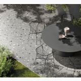 Gresie Nuances Grigio Coccio 80x80 – ambient terasa, terasa exterioara cu masa neagra si scaune metalice, pe pardoseala
