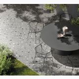 Gresie Nuances Grigio Coccio 60x120 – ambient terasa, terasa exterioara cu masa scaune metalice si gresie terrazzo, pe pardoseala
