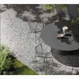 Gresie de Exterior Nuances Grigio Coccio 80x80x2 cm – ambient terasa, terasa exterioara cu masa scaune metalice si gresie terrazzo, pe pardoseala