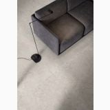 Gresie I Travertini Grigio Cross Cut Antislip 60x120 cm – ambient living, canapea gri pe pardoseala gresie travertin, lampadar negru