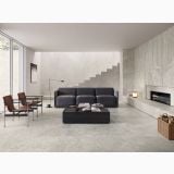 Gresie I Travertini Grigio Cross Cut 120x120 cm – ambient living, living modern cu canapea neagra si scara, pe pardoseala
