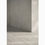 Gresie I Travertini Grigio Vein Cut 30x60 cm – ambient, colt minimalist cu pereti gri si pardoseala travertin