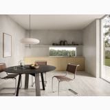 Gresie I Travertini Grigio Vein Cut 60x120 cm – ambient bucatarie, bucatarie moderna cu masa rotunda si scaune din piele, pe pardoseala