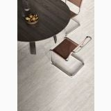 Gresie I Travertini Grigio Vein Cut 60x60 cm – ambient living, masa rotunda si scaune metalice pe pardoseala gresie
