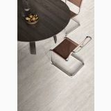 Gresie I Travertini Grigio Vein Cut 60x120 cm – ambient living, masa rotunda cu scaune metalice pe pardoseala gri
