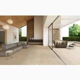 Gresie Gardena HGR 1 Beige 80x80 cm – ambient living, living deschis cu canapea gri, semineca piatra, terasa, pe pardoseala