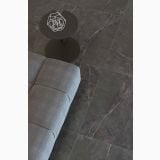 Gresie Gardena HGR 8 Nero 60x60 cm – ambient living, canapea gri pe gresie gri antracit cu vinisoare, pe pardoseala