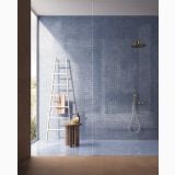 Faianta Terre TG2 Guado Brick 5X20 cm – ambient baie, baie cu dus, faianta albastra herringbone, scara alba prosop, pe pardoseala si perete
