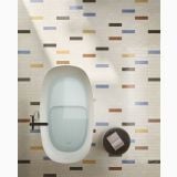 Faianta Terre TG6 Terra Brick 5X20 cm – ambient baie, cada ovala pe pardoseala cu caramide colorate