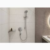 Etajera Colt Addstoris Hansgrohe Finisaj Crom – ambient baie, etajera colt cromata cu dus mobil pe gresie bej, pe perete