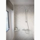 Etajera Colt Addstoris Hansgrohe Finisaj Crom – ambient baie, etajera de colt cu produse de baie, dus crom pe faianta, pe perete