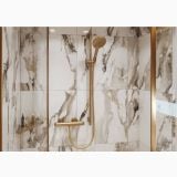 Etajera Colt Addstoris Hansgrohe Finisaj Bronz Periat – ambient baie, dus cu pereti marmura, baterie si etajera bronz periat, pe perete