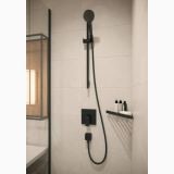 Etajera Colt Addstoris Hansgrohe Finisaj Negru Mat – ambient baie, dus modern cu faianta bej si accesorii negre mate, pe perete