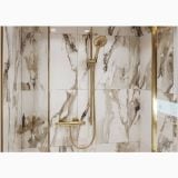 Etajera Colt Addstoris Hansgrohe Finisaj Auriu Lucios – ambient baie, dus cu marmura auriu, etajera colt cu produse cosmetice, pe perete