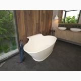 Cada Freestanding Compozit Ovala Hannah 172x103 cm – ambient baie, cada ovala alba, perete lemn, lavoare gemene, pe pardoseala
