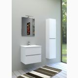 Set Mobilier Suspendat Baie Harmony 61 cm Alb Lucios – ambient baie, mobilier suspendat alb lucios, oglinda si dulap coloana, pe pardoseala si perete