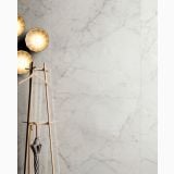 Gresie HBO 10 Invisible Gray Lucios 30x60 cm – ambient hol, cuier lemn si lampi rotunde langa perete marmura