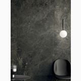 Gresie HBO 8 Noisette Lucios 30x60 cm – ambient living, perete gresie efect marmura, scaun negru si masa