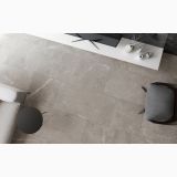 Gresie HBO 5 Bronzo Amani Mat 60x60 cm – ambient living, living cu gresie gri, canapea, scaun si masuta neagra, pe pardoseala