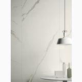Gresie HBO 20 Calacatta Mat 30x60 cm – ambient living, perete marmura calacatta cu masa si lampa suspendata