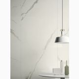 Gresie HBO 20 Calacatta Lucios 30x60 cm – ambient living, perete marmura calacatta cu masa alba si lampa suspendata