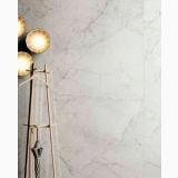 Lastra Gresie HBO 10 Invisible Gray Lucios 120x278 cm – ambient hol, cuier lemn si lampi decorative pe perete marmurat