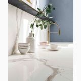Gresie HBO 20 Calacatta Lucios 80x180 cm – ambient bucatarie, blat marmura cu vas, boluri si robinet auriu, pe pardoseala