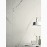 Gresie HBO 20 Calacatta Lucios 80x180 cm – ambient living, perete marmura alba cu lampa suspendata si masa