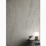 Gresie HBO 15 Silver Lucios 120x120 cm – ambient living, perete gresie gri cu masa neagra si lampa