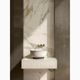 Gresie HBO 7 Calacatta Oro Mat 60x120 cm – ambient baie, nisa marmura cu lavoar alb si baterie aurie, pe perete