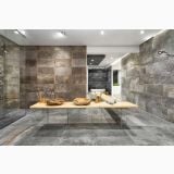 Gresie Climb HCL 05 Grigio Mat 80x80 cm – ambient baie, baie moderna cu pereti gri texturati si blat lemn, pe pardoseala