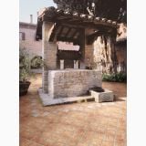 Gresie Imitatie Cotto Carpegna HRN04 Rosato 30x30 cm – ambient exterior, curte interioara cu fantana din caramida si pardoseala rustica
