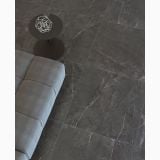 Gresie Gardena HGR 8 Mat 80x80 cm – ambient living, canapea gri, masuta neagra pe gresie gri intunecat, pe pardoseala