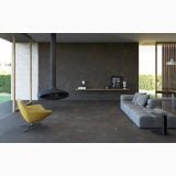 Gresie Gardena HGR 8 Mat 80x80 cm – ambient living, living modern cu fotoliu galben, canapea gri si semineu suspendat, pe pardoseala si perete