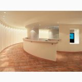 Gresie Imitatie Cotto Galestro HGT 11 Mattone 15x15 cm – ambient hol, hol curbat cu receptie alba si pardoseala terracota
