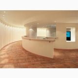 Gresie Imitatie Cotto Galestro HGT 11 Mattone 30x30 cm – ambient comercial, hol curbat cu pardoseala tip cotto si pereti albi