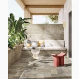 Gresie Lavaredo HLA 3 60x120 cm Mat – ambient terasa, terasa amenajata cu canapea, plante si gresie gri, pe pardoseala si perete